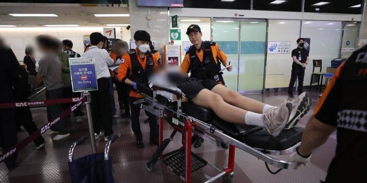 Uçuş esnasında acil çıkış kapısı açıldı, 9 yolcu yaralandı!