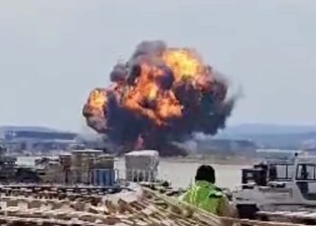 İspanya’da F-18 otoyola düştü