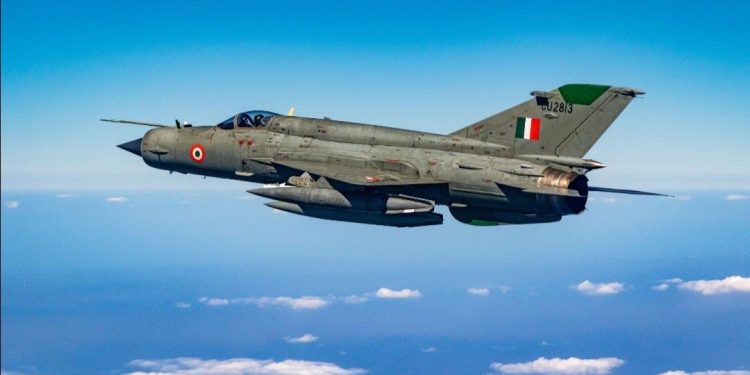 MiG-21 evin üstüne düştü: 3 kişi yaşamını yitirdi