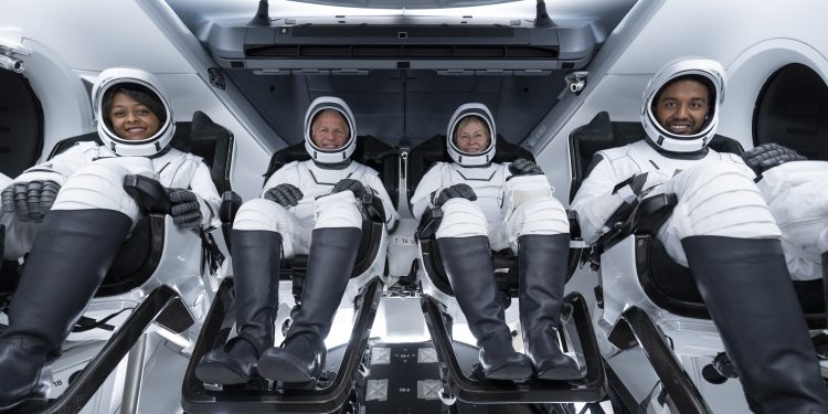 Suudi Arabistan’ın ilk kadın astronotunu taşıyan uzay mekiği fırlatıldı