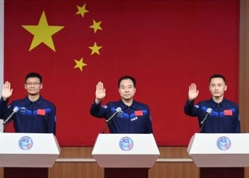 Çin ilk sivil astronotunu uzaya gönderecek