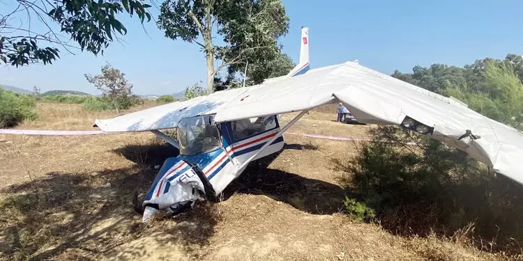 İzmir’de 2 kişilik uçak yere çakıldı
