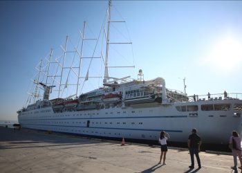 Çanakkale dünyanın en büyük kruvaziyer gemilerini ağırlıyor