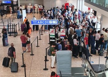 Çalışanlar greve gitti, onlarca uçuş iptal edildi