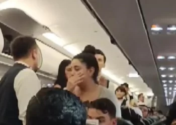 Uçağa son anda girmeye çalışan yolcu olay çıkardı
