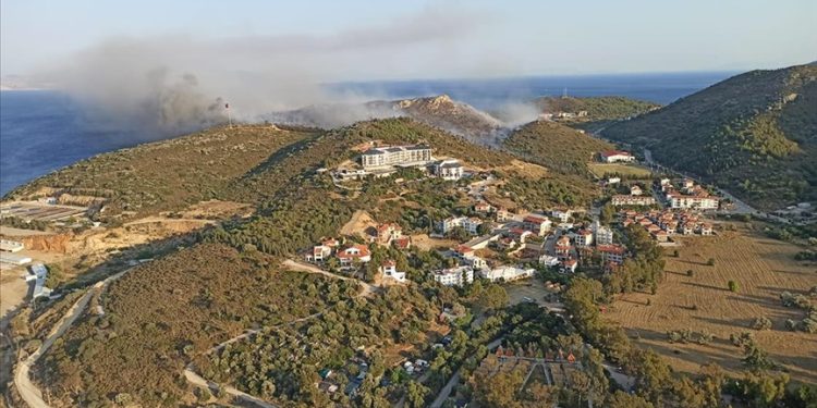 Datça’daki orman yangınına 16 hava aracı müdahale etti