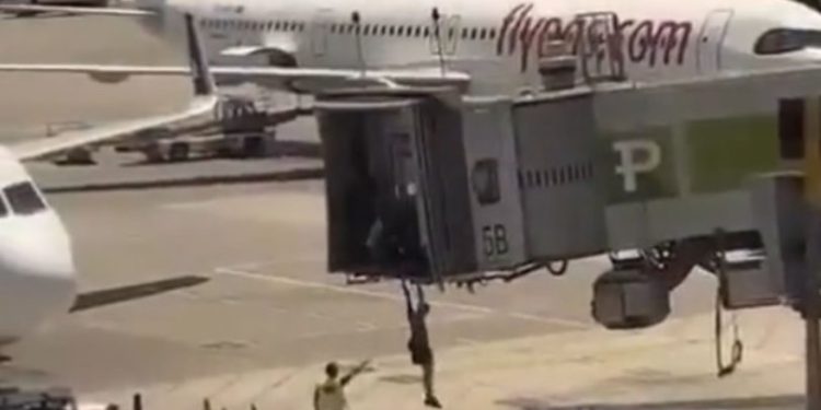 Sabiha Gökçen Havalimanı’nda uçağı kaçıran yolcu aprona atladı