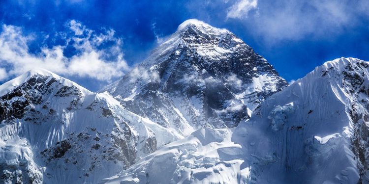 Everest Dağı’ndan dönen helikopter radardan kayboldu