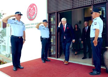 KKTC’de tarihi an: ABD’li Senatör Ercan Havalimanı’na indi!