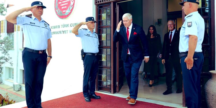 KKTC’de tarihi an: ABD’li Senatör Ercan Havalimanı’na indi!