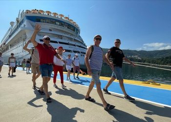 “Astoria Grande” kruvaziyeri 922 yolcusuyla Amasra’da demirledi