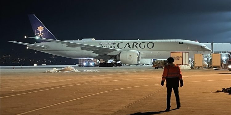 Suudi Arabistan’dan depremzedeler için 19’uncu yardım uçağı