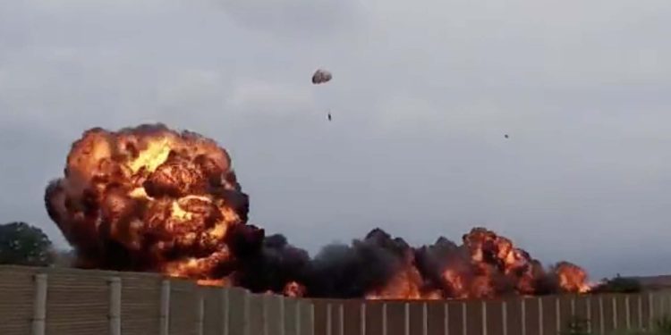 İtalya’da akrobasi uçağı düştü: 1 çocuk hayatını kaybetti