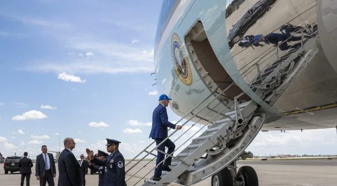 Biden’ın Air Force One merdiven seçimi tartışma konusu oldu!