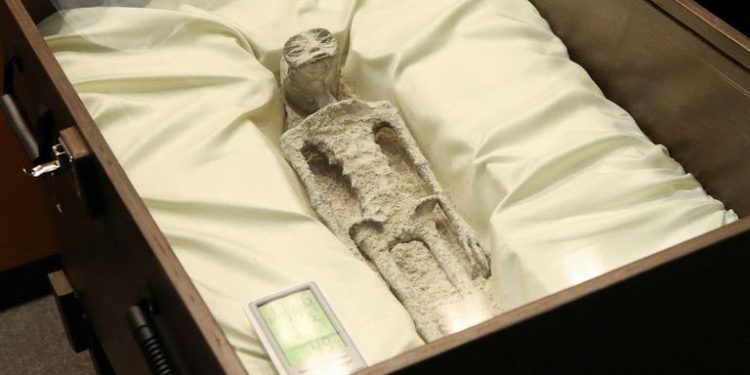 Meksika’dan UFO’ların varlığına ilişkin oturum: ‘Uzaylı’ fosilleri gösterildi