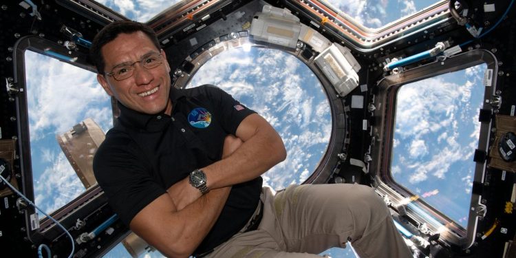 Uzayda en uzun süre kalan ABD’li astronot oldu