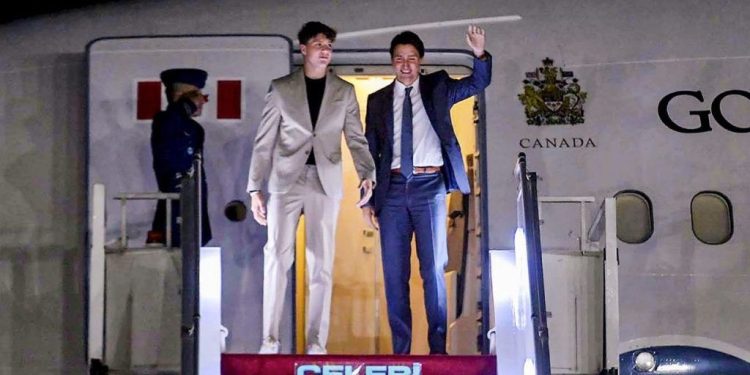 Kanada Başbakanı uçağının tamiri için iki gün bekledi!