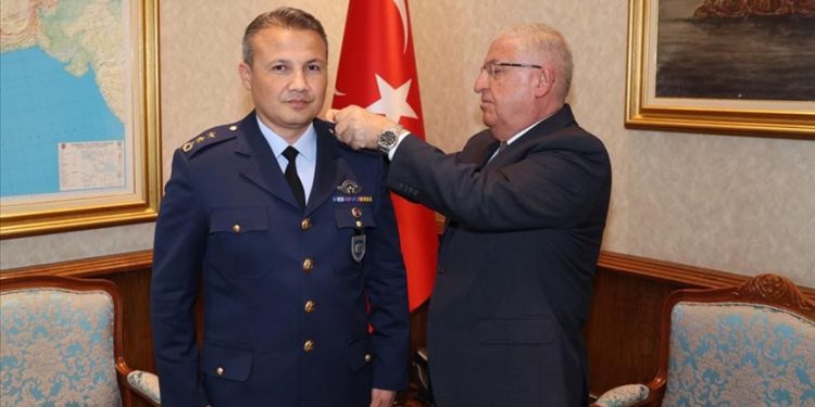 Bakan Güler, uzaya gidecek ilk Türk pilota yeni rütbesini taktı