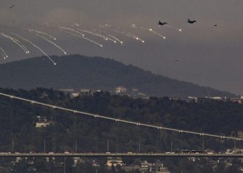 SOLOTÜRK ve Türk Yıldızları İstanbul Boğaz’ında nefes kesti
