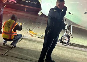 American Airlines uçağı, pistte servise çarptı