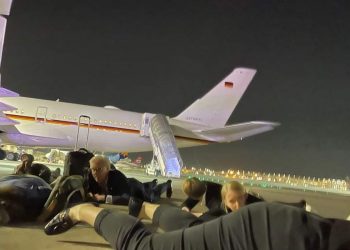 Almanya Başbakanı Scholz sirenler çalınca havalimanı pistine yattı