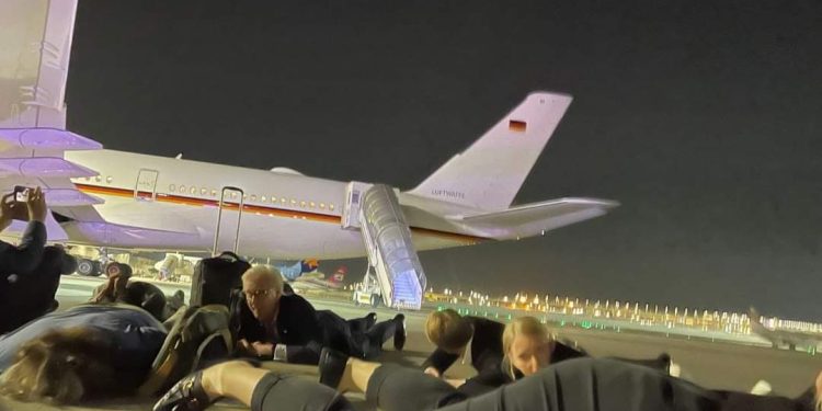 Almanya Başbakanı Scholz sirenler çalınca havalimanı pistine yattı