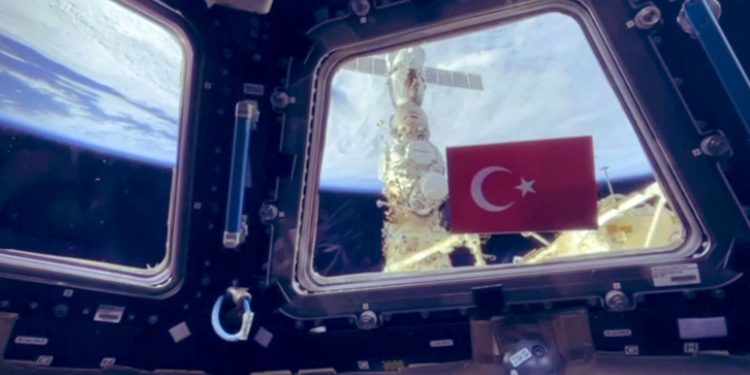 Türkiye Cumhuriyeti’nin 100. yılı uzaydan kutlandı!