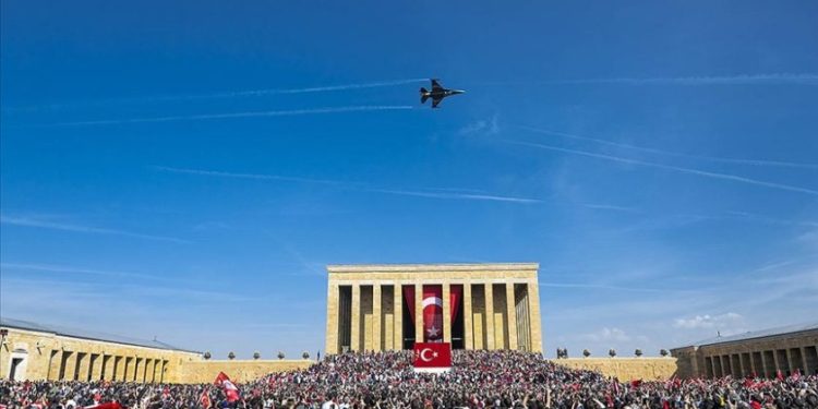 SOLOTÜRK’ten Anıtkabir semalarında 100. yıl uçuşu