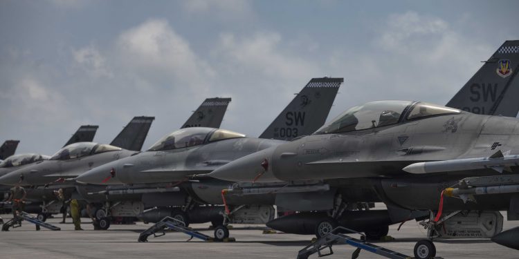 ABD Donanması F-16 bakımını artırıyor