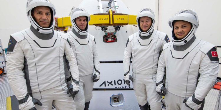 Türkiye’nin ilk uzay yolcusu uzay aracı eğitimini tamamladı