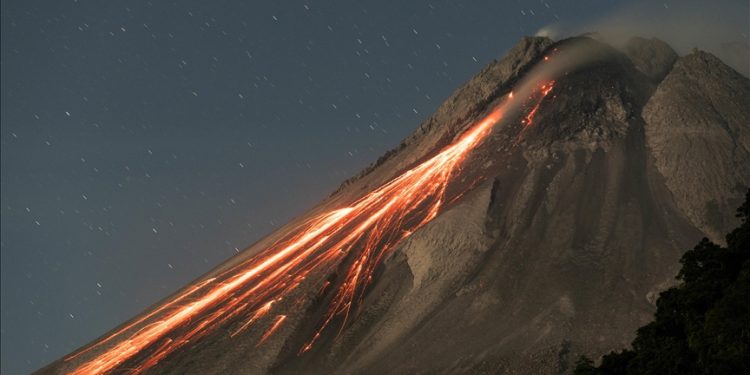 Yanardağ patladı! Havalimanı kapatıldı