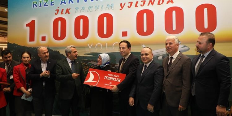 Rize-Artvin Havalimanı’nda 1 milyonuncu yolcu coşkusu