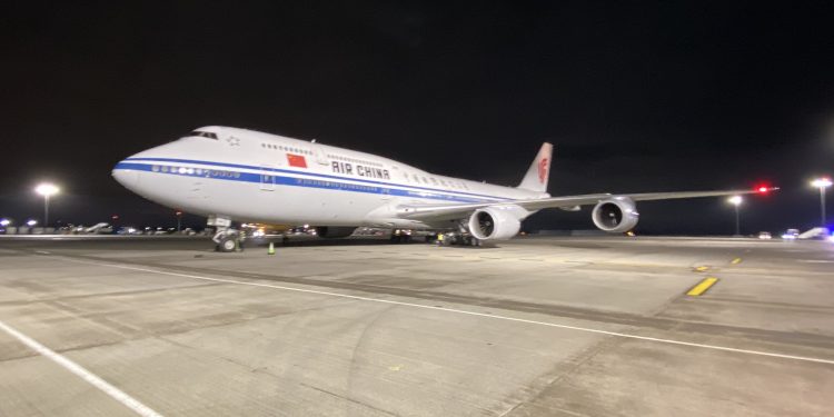 Havalimanına tarihinin en büyük uçağı teker koydu