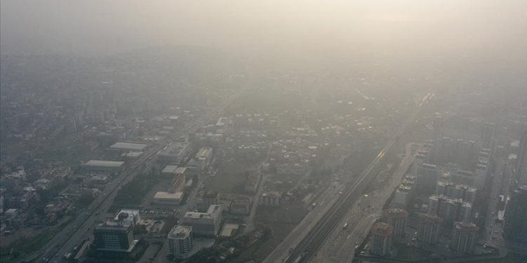 İzmir’de uçak seferlerine sis engeli