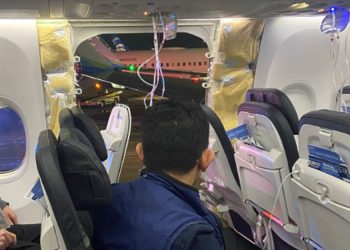 Gökyüzünde panik: Uçağın acil çıkış kapısı havada patladı