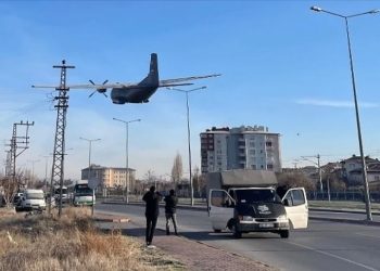 Acil iniş yapan askeri uçağın pilotları olası kazayı önledi