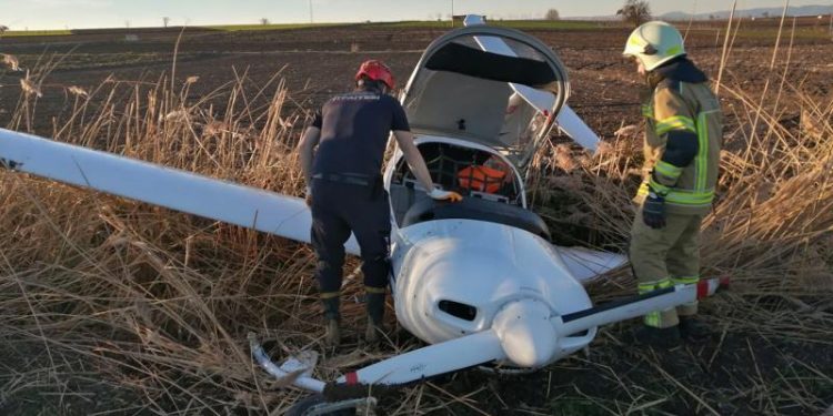 Eğitim uçağı tarlaya zorunlu iniş yaptı