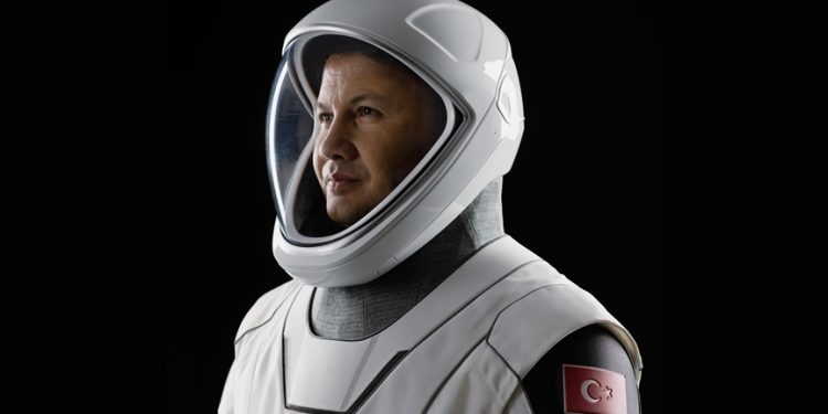 İlk Türk astronot Alper Gezeravcı, uzayda “tarih yazmaya” başladı