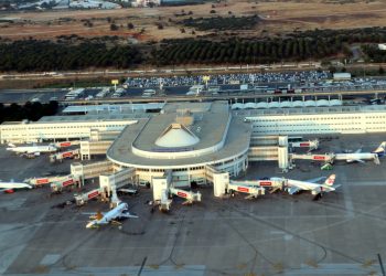 Uçaktaki yolcu kule ve diğer uçaklara lazer tuttu