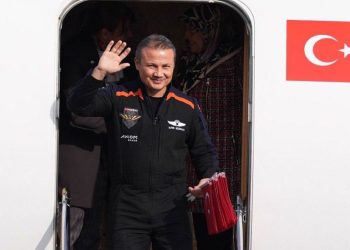 Alper Gezeravcı görevini tamamladı: Uzaydan 13 bayrakla döndü!