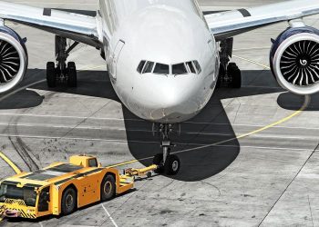 HKG’de korkunç kaza: Uçak yer görevlisini ezdi!