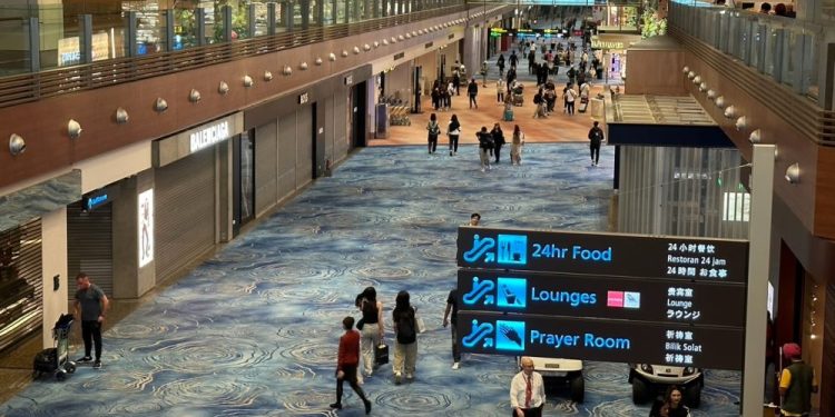 Havalimanında zemin halı olunca…