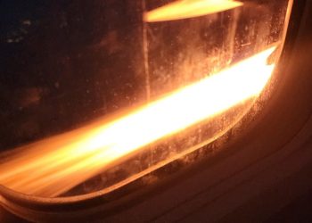 Uçağın motorundan alevler çıktı, pilot acil iniş gerçekleştirdi