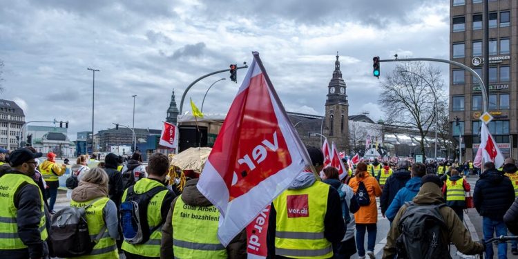 Almanya’daki grev 90 bin yolcuyu etkiledi