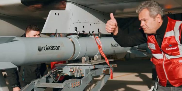 Bayraktar AKINCI yerli füzeyle tam isabetle vurdu