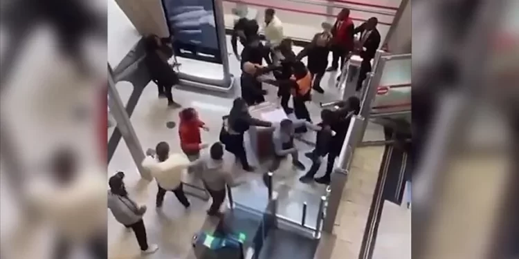 Paris’te PKK yandaşları havalimanını birbirine kattı