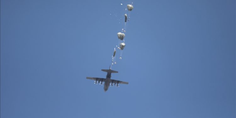 ABD, havadan 8 tondan fazla gıda yardımı yaptı