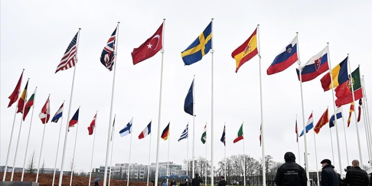NATO’da tarihi an: İsveç bayrağı Türkiye’nin yanında!