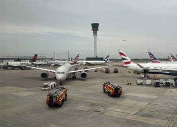 Heathrow’da iki yolcu uçağı apronda çarpıştı