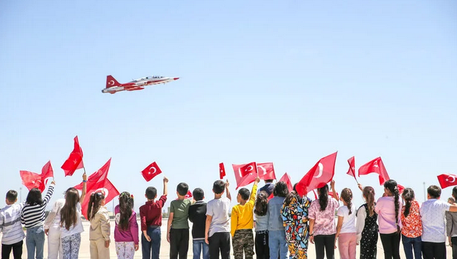 Türk Yıldızları’ndan çocuklara özel gösteri